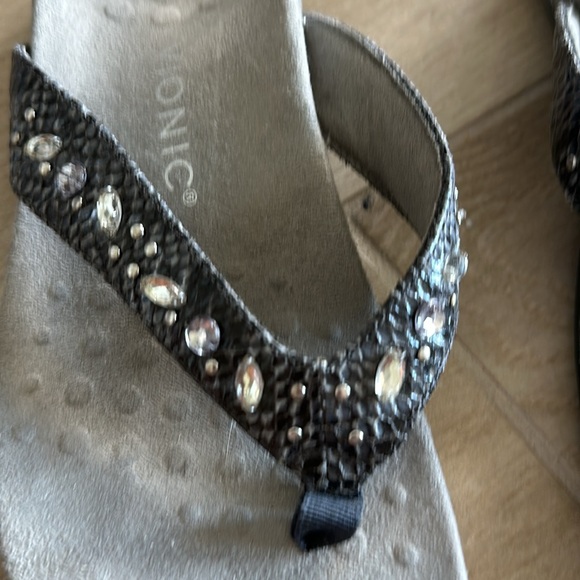 Vionic flip flop sandals with black strap and rhinestone bling - Picture 2 of 3